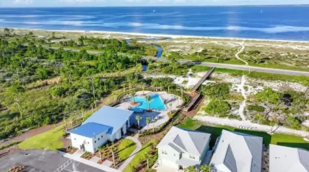 Coastal Home- Walk,Bike, Golf Cart 2 Pools & Beach. Close 2 Shops & Pickleball!