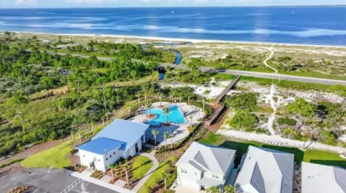 Coastal Home- Walk,Bike, Golf Cart 2 Pools & Beach. Close 2 Shops & Pickleball!