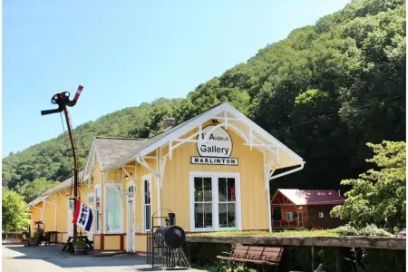 Greenbrier Getaway 2: Mins from Bike Trail, Fenced Yard, Firepit; 1 Dog OK