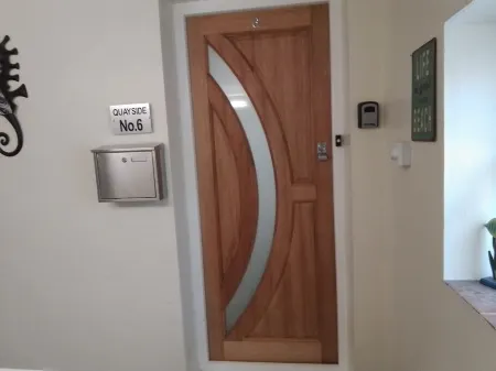 "Quayside" Apartment in Heart of Beautiful Cemaes Bay. Dog Friendly Отели в г. Лланбадриг