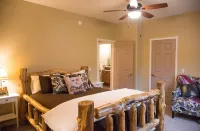 *Upscale & Downtown! Walk to Hot Springs & River!