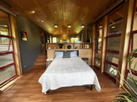 Tree Top Suite- Beautiful walk to Hanalei Bay Hotels in Princeville