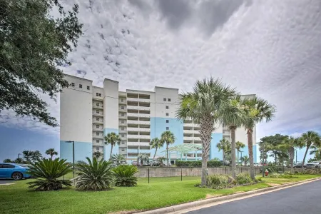 Gorgeous1st Floor 3/2 condo with private beach. 7th night free for weekly rental