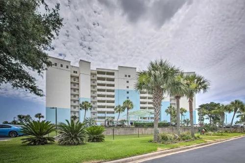 Gorgeous1st Floor 3/2 condo with private beach. 7th night free for weekly rental