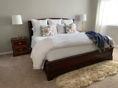 Close to DFW airport, steps to running /bicycling trail, shopping & sport events