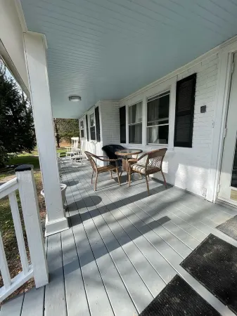 Beautiful 7 Bedroom home on family farm, perfect for a large group Отели в г. Fallsburg