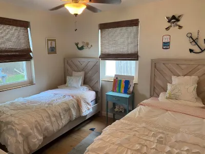 Amazing beach bungalow in Ormond by the Sea close to the beach and intracoastal! Hotel in zona Halifax River