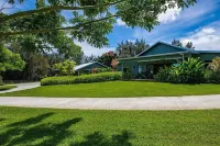 Relaxing 4-Bedroom Farmhouse Retreat on Working Farm Hotel dekat Kohala Mountain Range