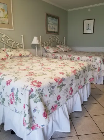 Poolside Ground Floor Studio Unit #125. Just a few steps to the ocean :)