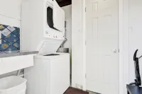 Cozy Apartment 2 miles from the beach with Pool