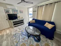 Casita steps from beautiful Tampa bay, relaxing pool, kayaks, bikes, beach gear