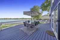 Stunning Lakefront Home on the Chain O'Lakes! ★ Amazing Views & Newly Rehabbed 폭스 레이크 호텔