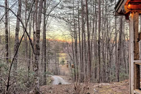 Private, Guest Favorite Cabin, Fire Pit, Close to Hiking and Downtown Clayton!