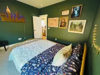 NEW Harry Potter Themed / Cozy Mountain Views! Hiking, Biking, Close to Downtown