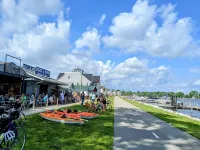 Cheerful & cozy 3 bedroom cottage near lake with hot tub