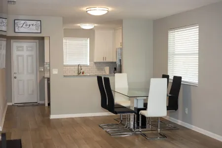 "Charming 2-Bedroom Home: 6 Min to Hollywood Beach"