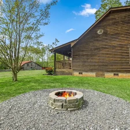 2 Bd Cabin, Hot Tub, Utk/Neyland, Smokys, 16Acres, FP, Arcade, Fishing