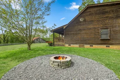 Little Ponderosa Farmhouse Cabin, FP, Hot Tub, Arcade, Trails, Fishing, Near Utk Hotels near West End Church of Christ