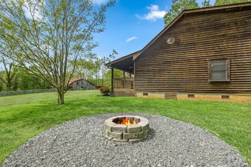 2 Bd Cabin, Hot Tub, Utk/Neyland, Smokys, 16Acres, FP, Arcade, Fishing