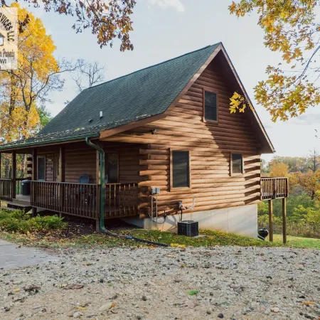 Romantic Log Cabin Hideaway, Hot tub nestled Near the Scenic Mississippi River!
