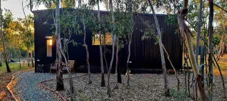 Tiny House/Retreat in Adelaide Hills. Secluded, peaceful, country views. Отели рядом с достопримечательностью «Лонгвью Вайнярд»