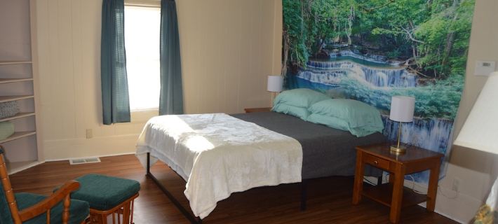 Sanctuary Woodland Guest House, located next to the conservation area! Hotels in McHenry County
