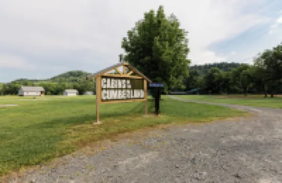 NEW HOT TUB Cozy Cabin Cumberland River near Lake Cumberland~Firepit~New build Hotels in Jamestown