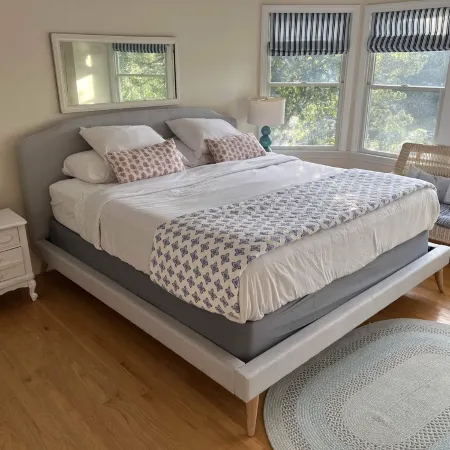 Private Beach on Pond, Linens Included, Kayak & Canoe. All Rooms w/ Pond Views!