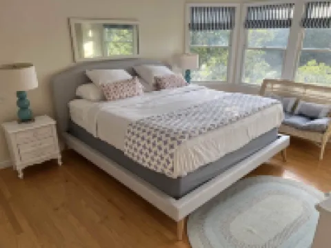Private Beach on Pond, Linens Included, Kayak & Canoe. All Rooms w/ Pond Views!