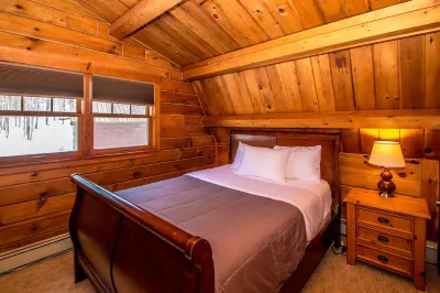 Large Cozy Log Cabin Overlooking Black Mountain - Storyland Minutes Away Hotels near Honeymoon Covered Bridge