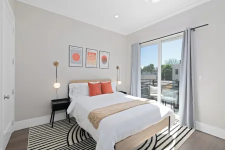 Lux 3Br 2Bath Gem with Free Parking & Private Rooftop Minutes to NYC! Отели рядом со станцией Хобокен-Поезд