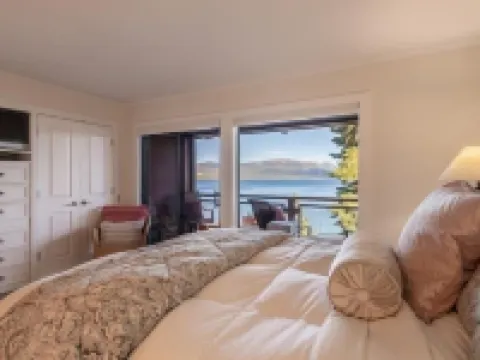 Luxury Re-modeled Lake Front, Stunning Views - Private beaches, piers, hiking Hotels in Dollar Point