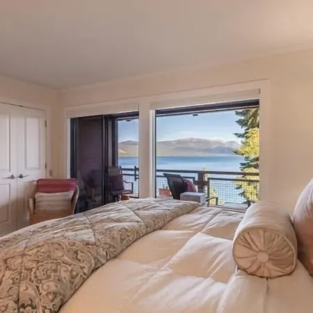 Luxury Re-modeled Lake Front, Stunning Views - Private beaches, piers, hiking