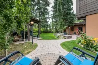 Luxury Ski Chalet with Mountain Views, Minutes to Ski Lifts
