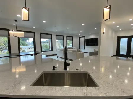 Luxurious Modern Retreat with 3 King Suites Отели рядом с достопримечательностью «Cape Arago Lighthouse»