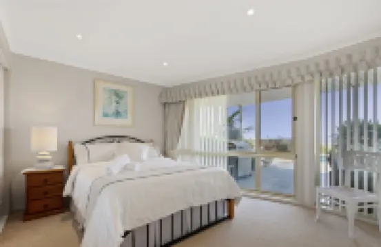 Resort Style Apartment (Ground Floor) - Pool & More. Pets Welcome.