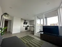 Luxury modern Apt with parking on Leigh Broadway