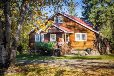 Grandma’s Cabin, West Glacier riverfront kid/pet friendly, 1 mile from Glacier! Hotels near Siyeh Pass