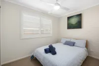 Beachside beauty - walk to surf, lake & cafés