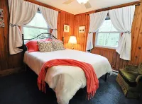 Magical 5Br Cabin, Steps to Lake & Pet-Friendly - 2 Kitchens and Living Rooms!