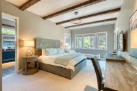New! Sunriver Luxury Lodge, SHARC, Hot Tub, King Suites, EV, Ft Rock Park
