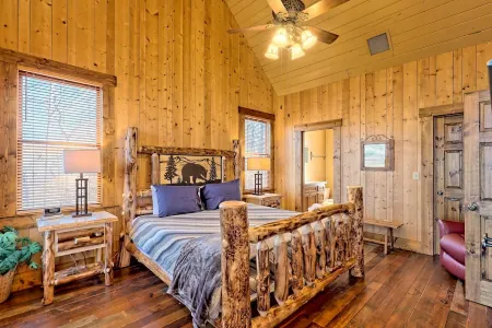 Home Away from Home to Escape & Unwind! 2 Master on Main. HotTub Game Rm