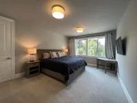 High End New Estate Home in Lake Oswego.  Private suite on 1st level w/o stairs. Hotels near Kruse Village