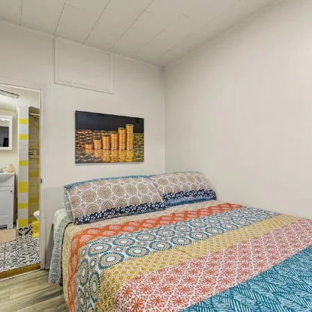 Downtown Blonde Bungalow w/Fully Fenced BIG YARD, AC, W/D, 2 Samsung Smart TVs