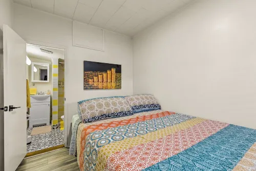Downtown Blonde Bungalow w/Fully Fenced BIG YARD, AC, W/D, 2 Samsung Smart TVs