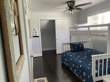 Chic 3bed 2bath Home with free parking close to United Center Отели рядом с достопримечательностью «Frank Lloyd Wright Home and Studio»