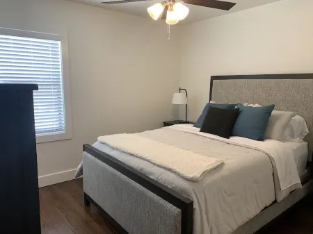 Across the street from Expo Center Fairgrounds-3 bedrooms, 3 bathrooms, Sleeps 8 Отели рядом с достопримечательностью «Expo Square»