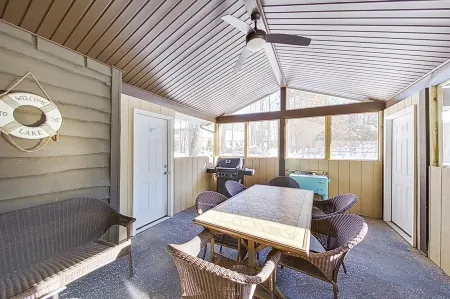 Cozy Vacation Retreat at Lake Harmony