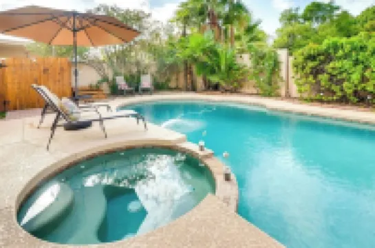 Delightful 4-bedroom house in Avondale with WiFi, Pool, Spa. Hotels in Avondale