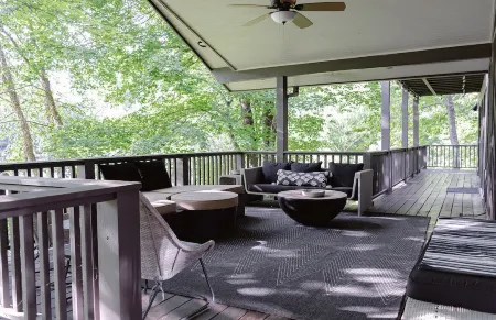 Lakefront Retreat in Quite Cove on Luxurious Lake Toxaway Отели в г. Хогбек